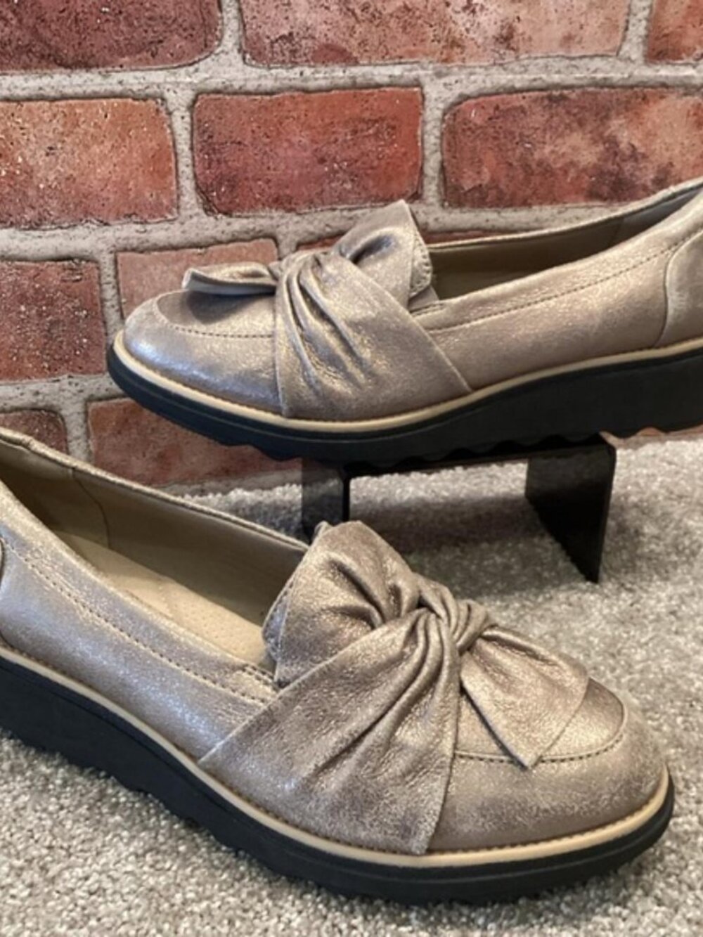 Clarks Gold Bow Loafer Size 9
